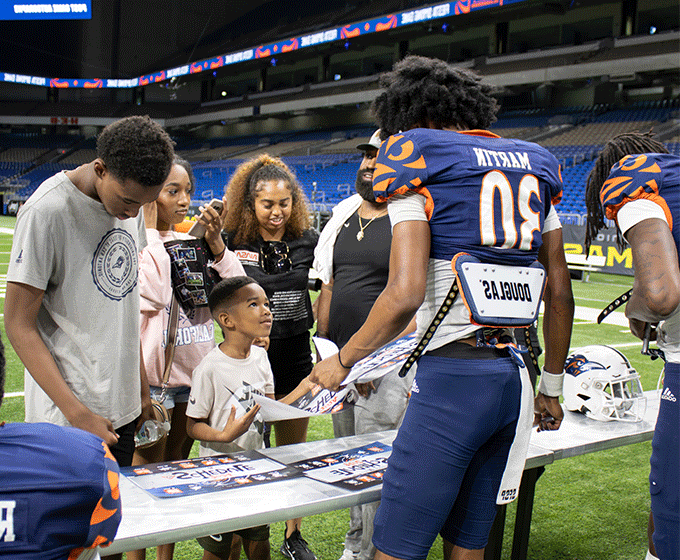 Slideshow: Roadrunners ring in Fiesta with annual <a href='http://6as2bwkl.athensairportcarrental.net'>在线博彩</a> Football scrimmage